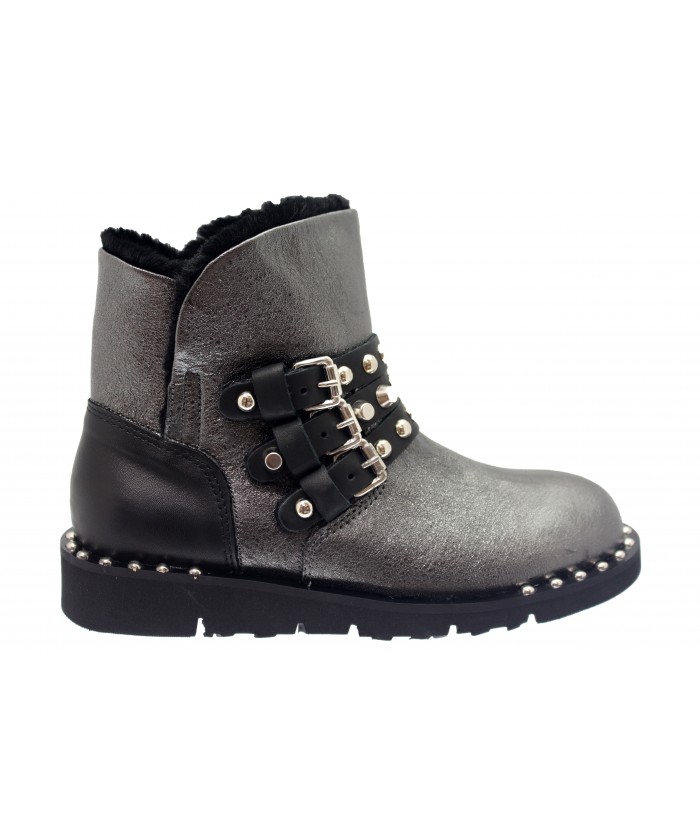 Boots cloutée sale