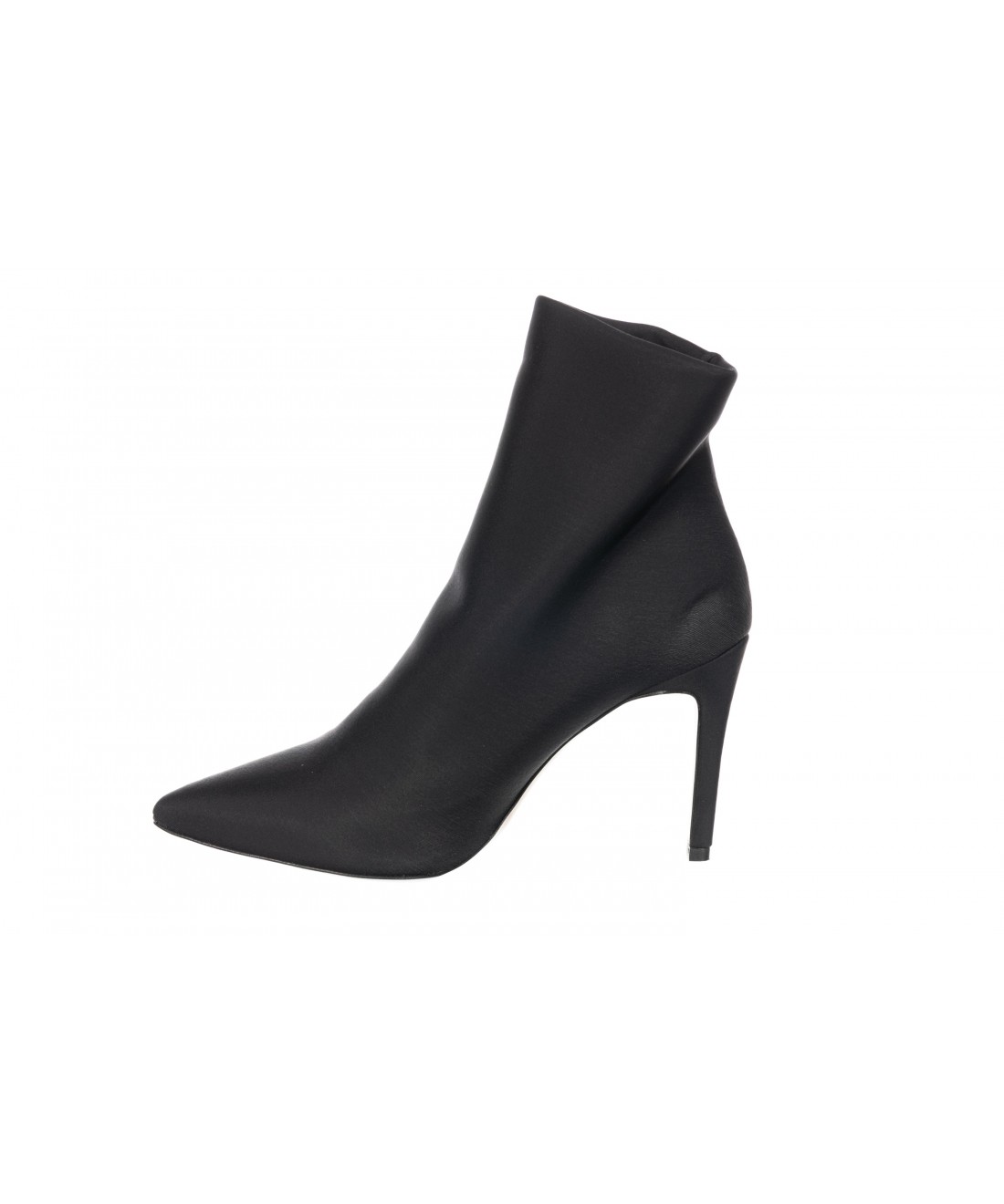 bottine stretch noir reposant sur un talon aiguille et bout pointu